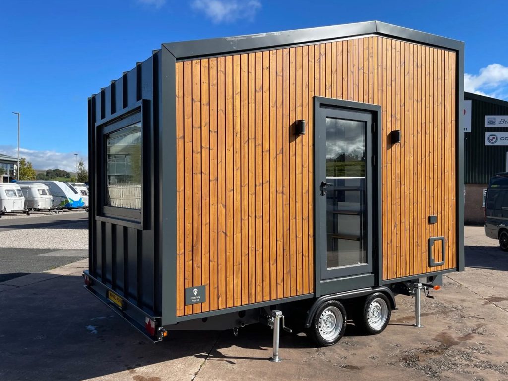 Ce joli cottage compact est parfait pour les voyageurs solitaires qui aiment la vie en mouvement.