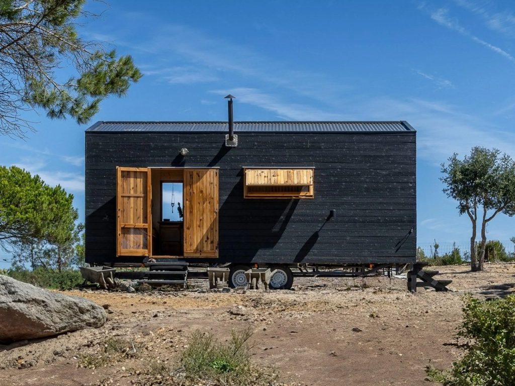 Cette maison en bois illustre parfaitement la technique japonaise traditionnelle de la carbonisation.