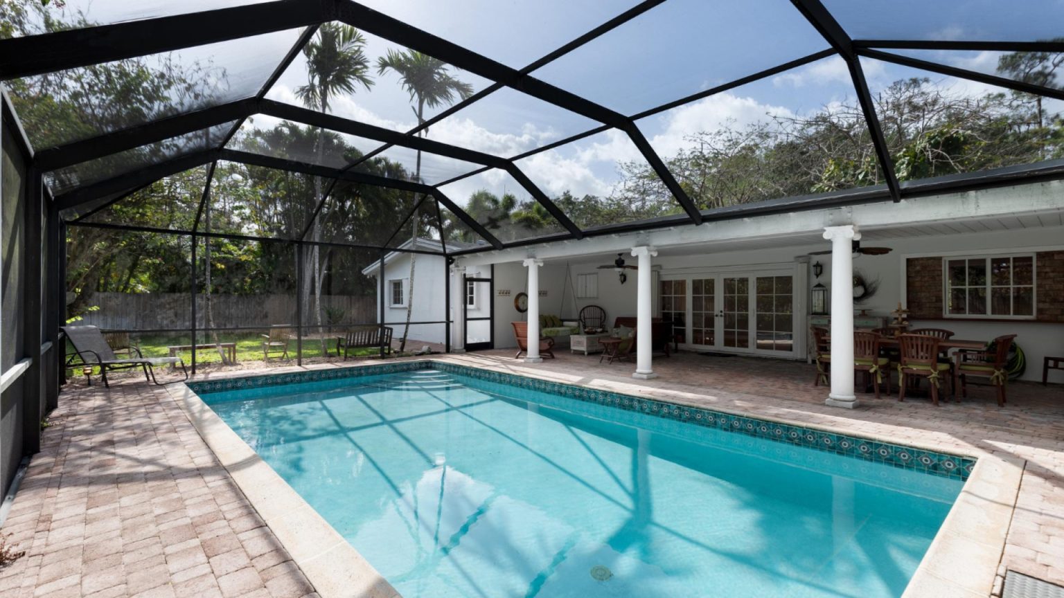 Praticité et esthétisme : les bénéfices d’un abri de piscine véranda Praticité et esthétisme : les bénéfices d'un abri de piscine véranda