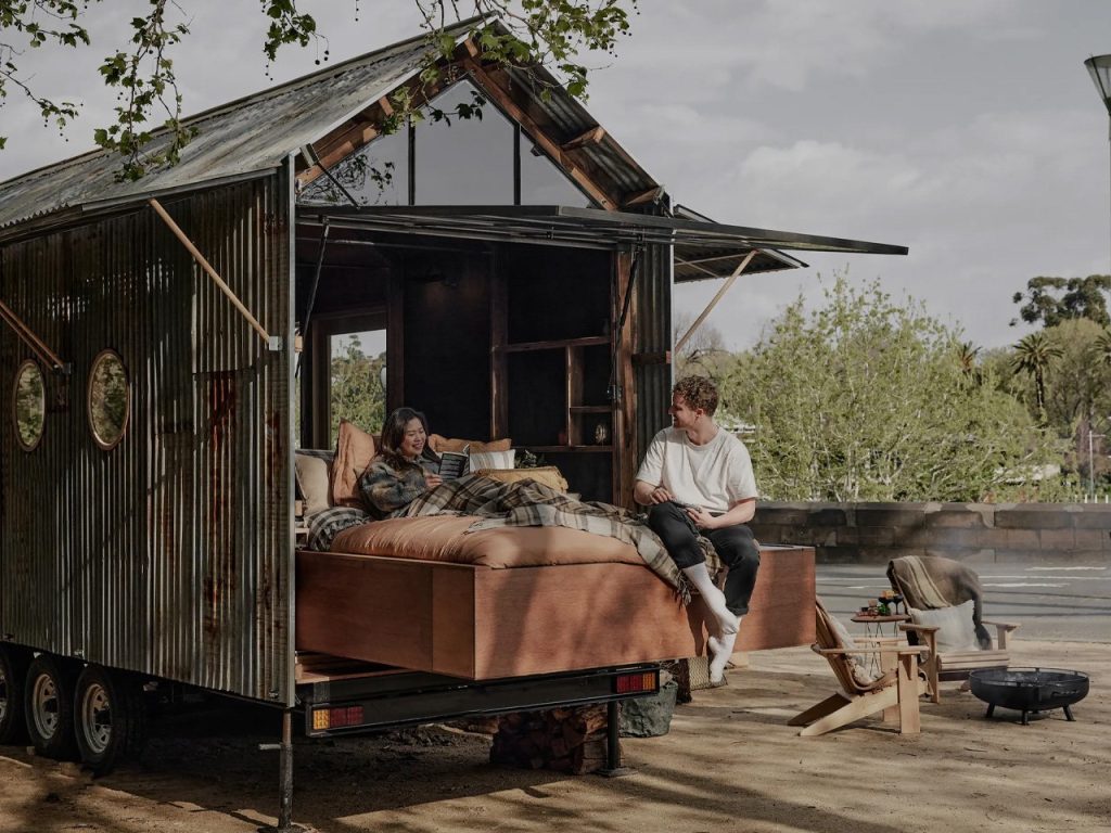 Faites glisser le lit dans cette petite maison isolée pour profiter au maximum de l’observation des étoiles dans la nature.