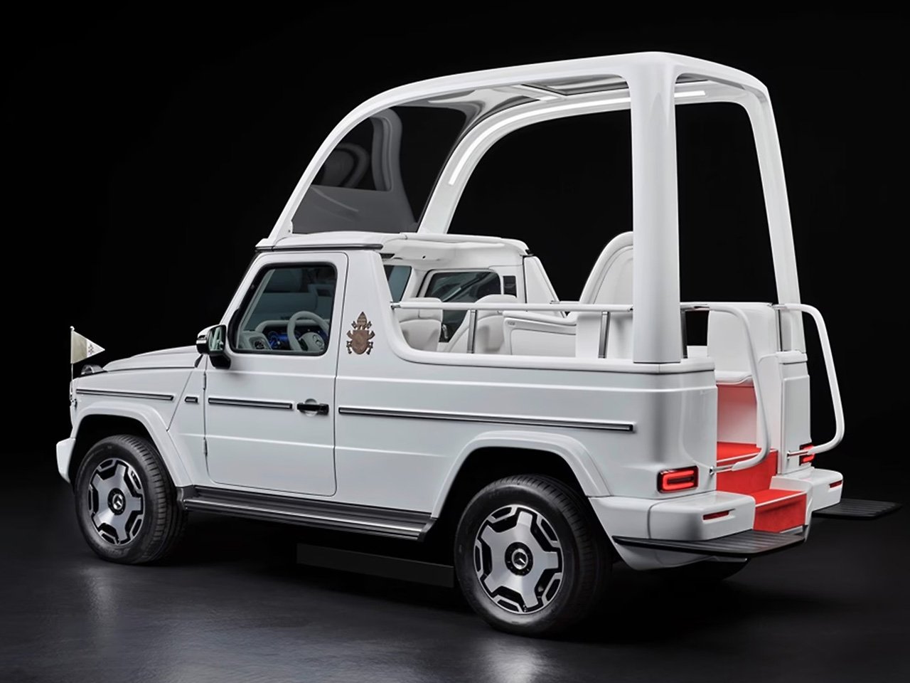1734112058 174 Mercedes concoit une papamobile entierement electrique sur la base du - plare.
