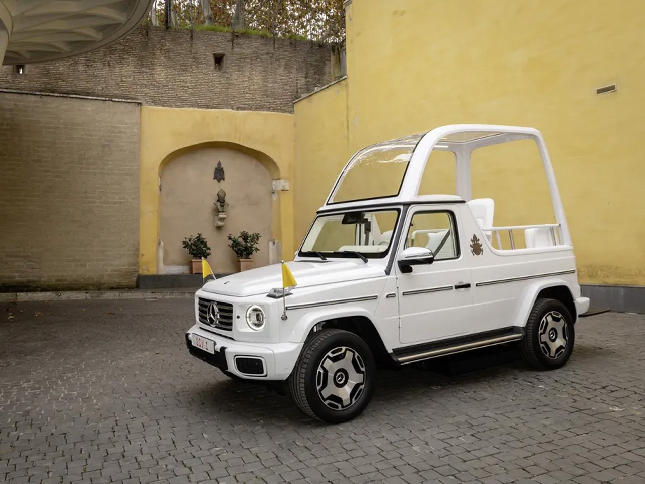 1734112058 203 Mercedes concoit une papamobile entierement electrique sur la base du - plare.