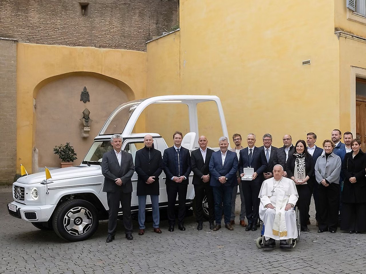1734112058 282 Mercedes concoit une papamobile entierement electrique sur la base du - plare.