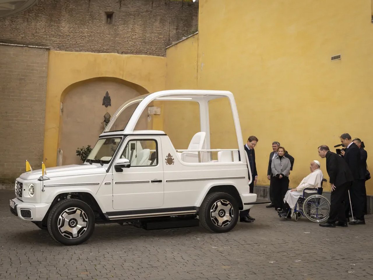 1734112058 537 Mercedes concoit une papamobile entierement electrique sur la base du - plare.