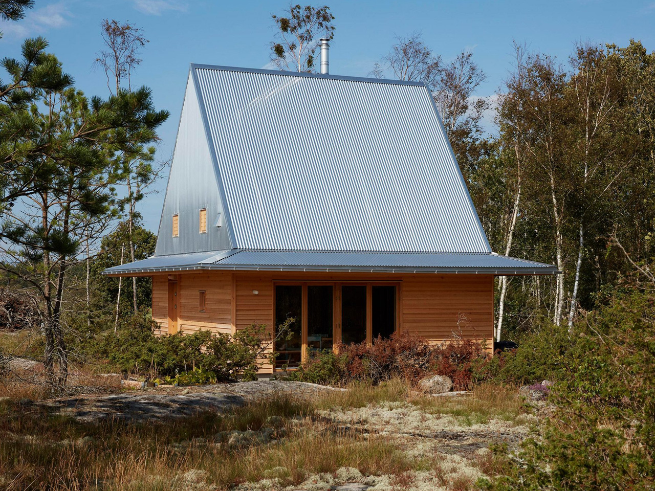 1734914075 660 Cette petite cabane en bois situee sur la cote suedoise - plare.