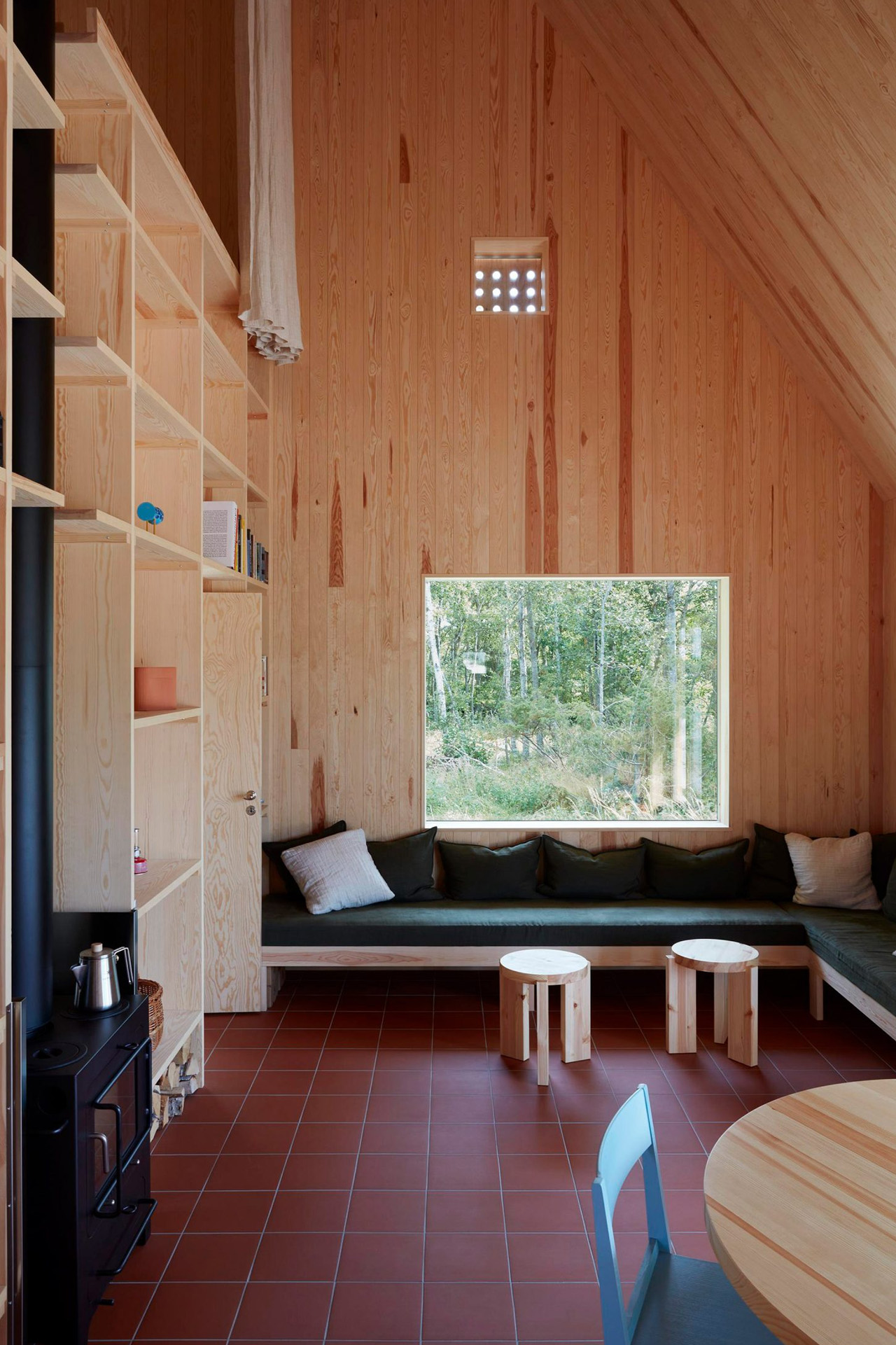 1734914076 831 Cette petite cabane en bois situee sur la cote suedoise - plare.