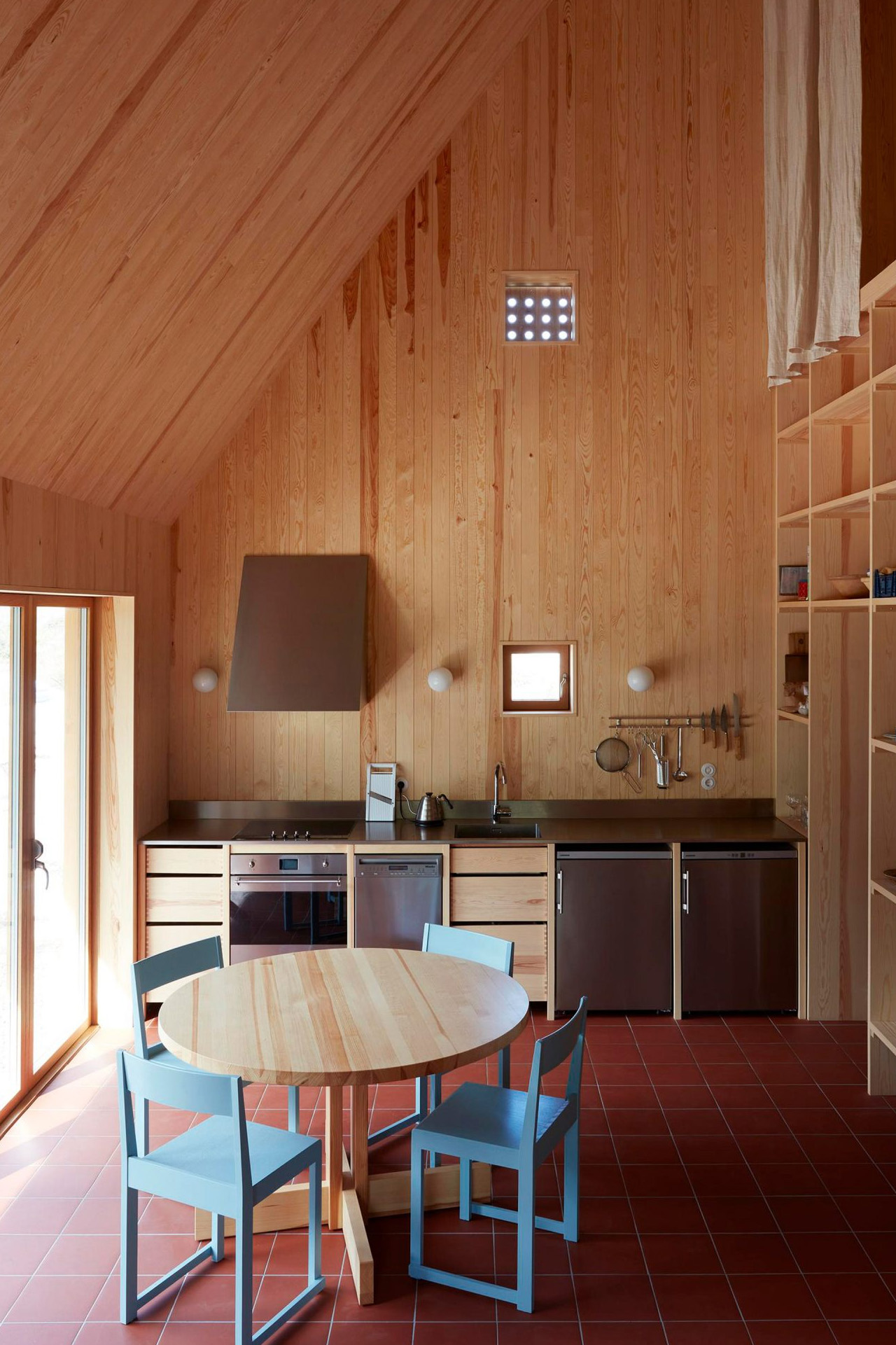 1734914077 594 Cette petite cabane en bois situee sur la cote suedoise - plare.