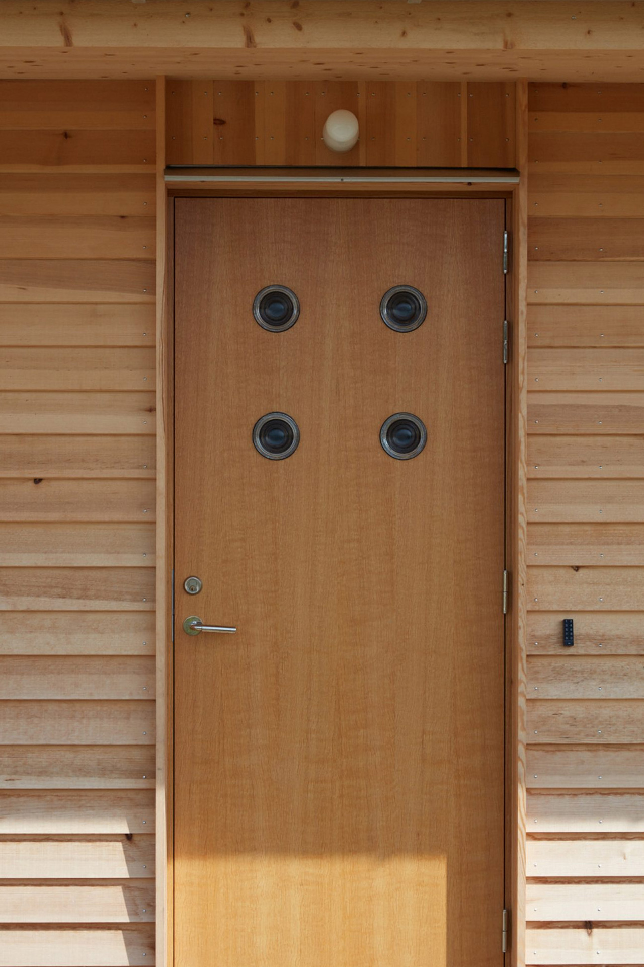 1734914078 900 Cette petite cabane en bois situee sur la cote suedoise - plare.