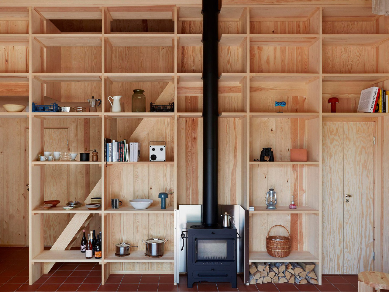 1734914079 816 Cette petite cabane en bois situee sur la cote suedoise - plare.
