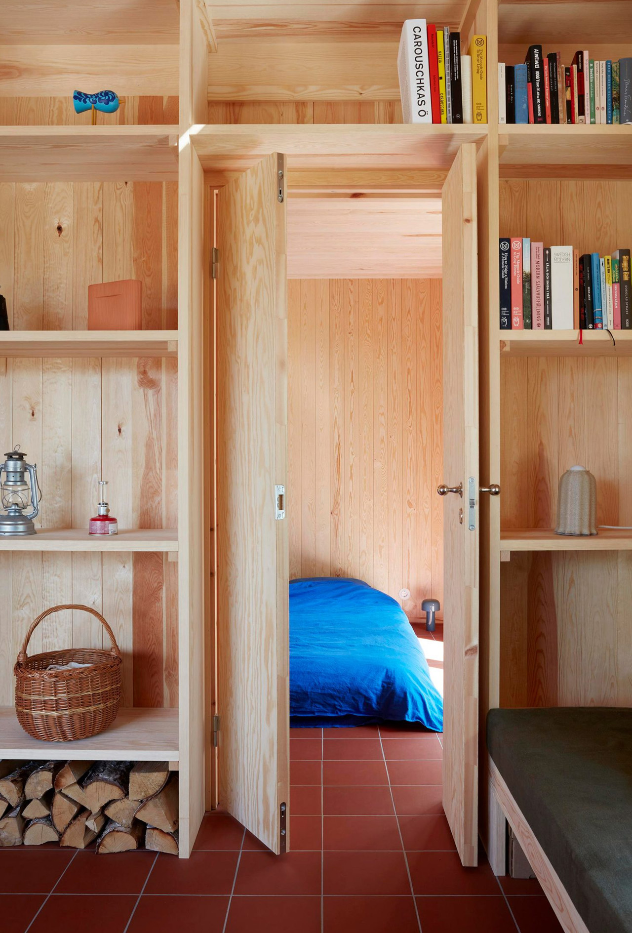 1734914080 950 Cette petite cabane en bois situee sur la cote suedoise - plare.