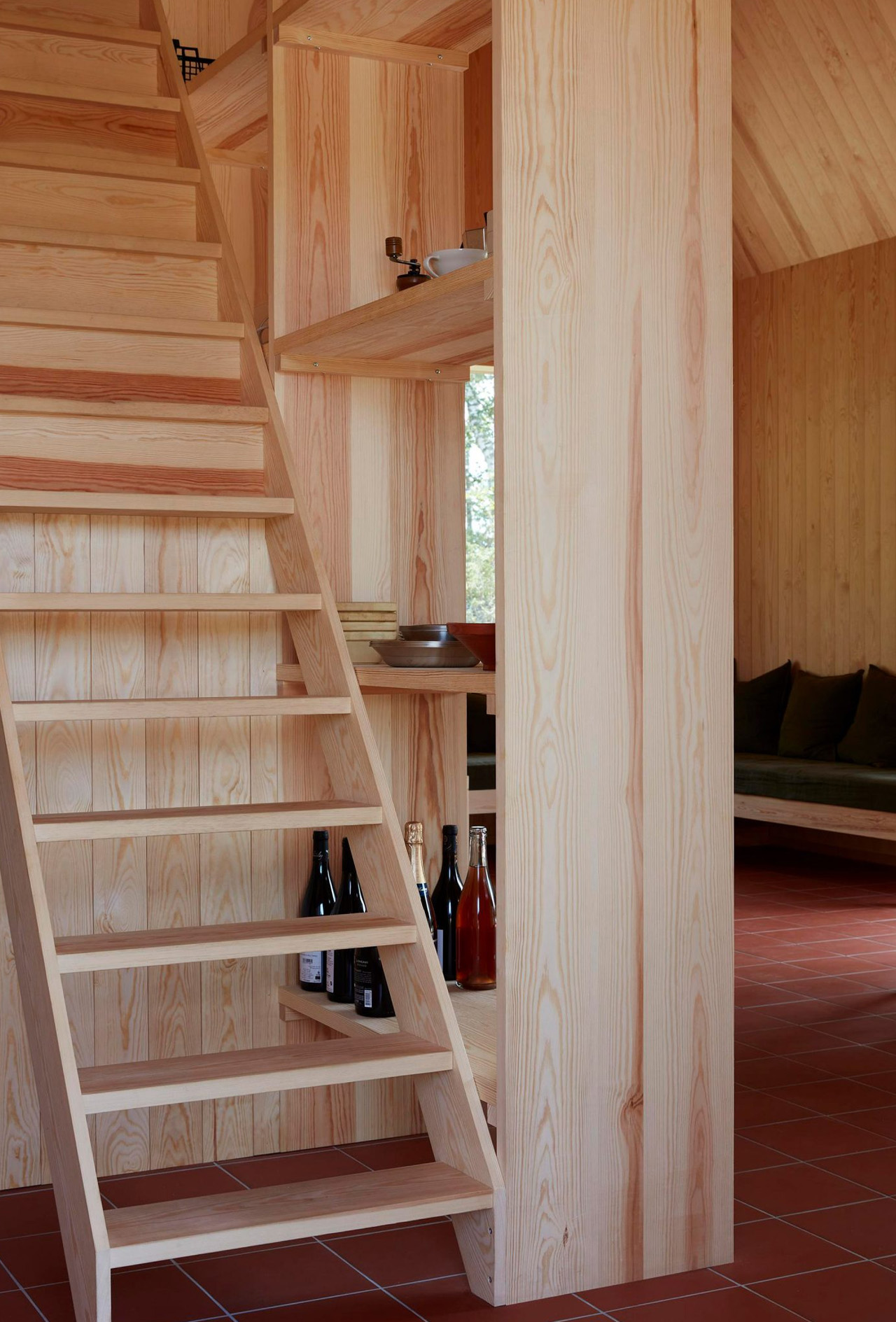 1734914081 834 Cette petite cabane en bois situee sur la cote suedoise - plare.