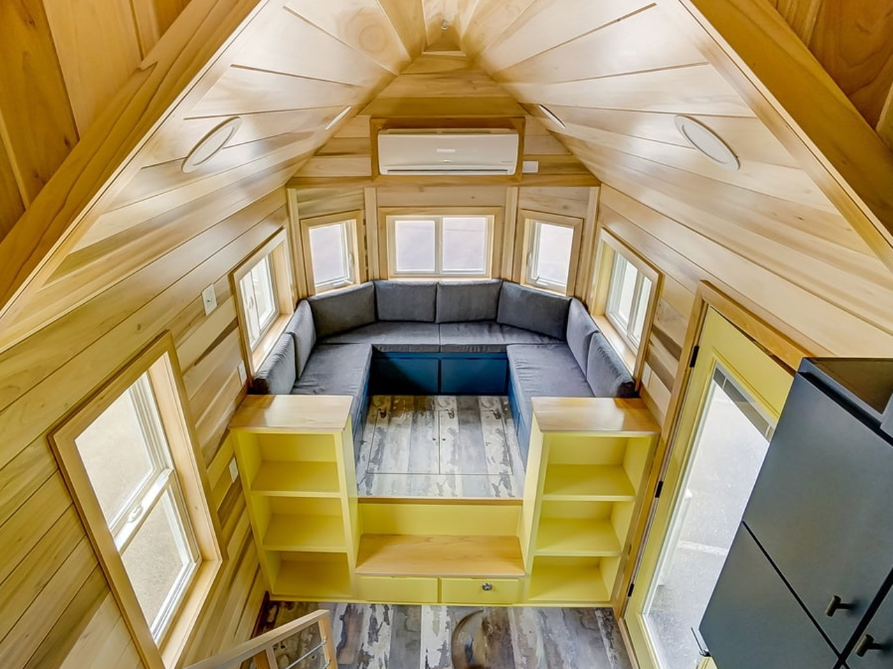 1735087176 226 Cette petite maison personnalisee est comme un luxueux manoir sur - plare.