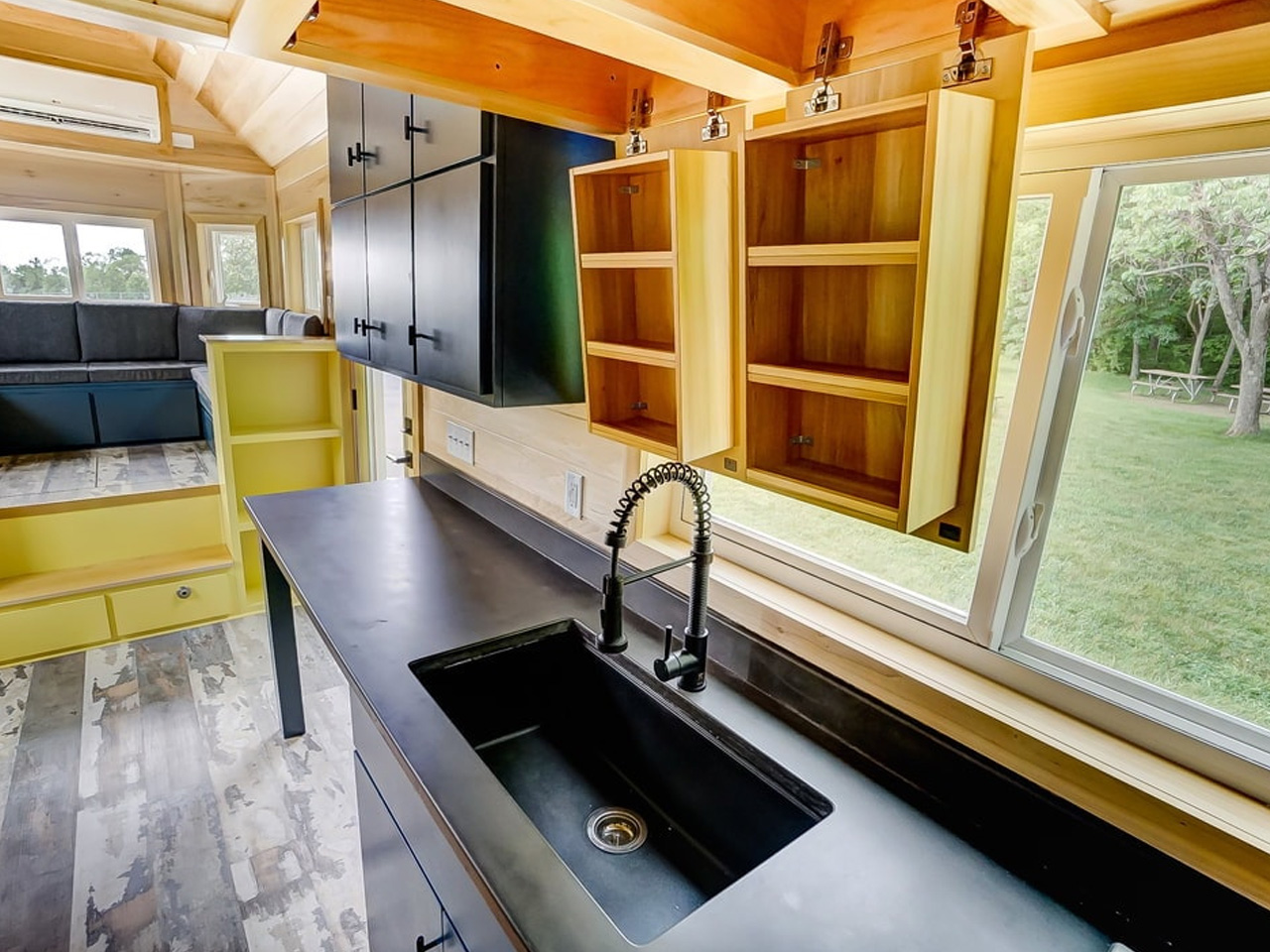 1735087179 552 Cette petite maison personnalisee est comme un luxueux manoir sur - plare.