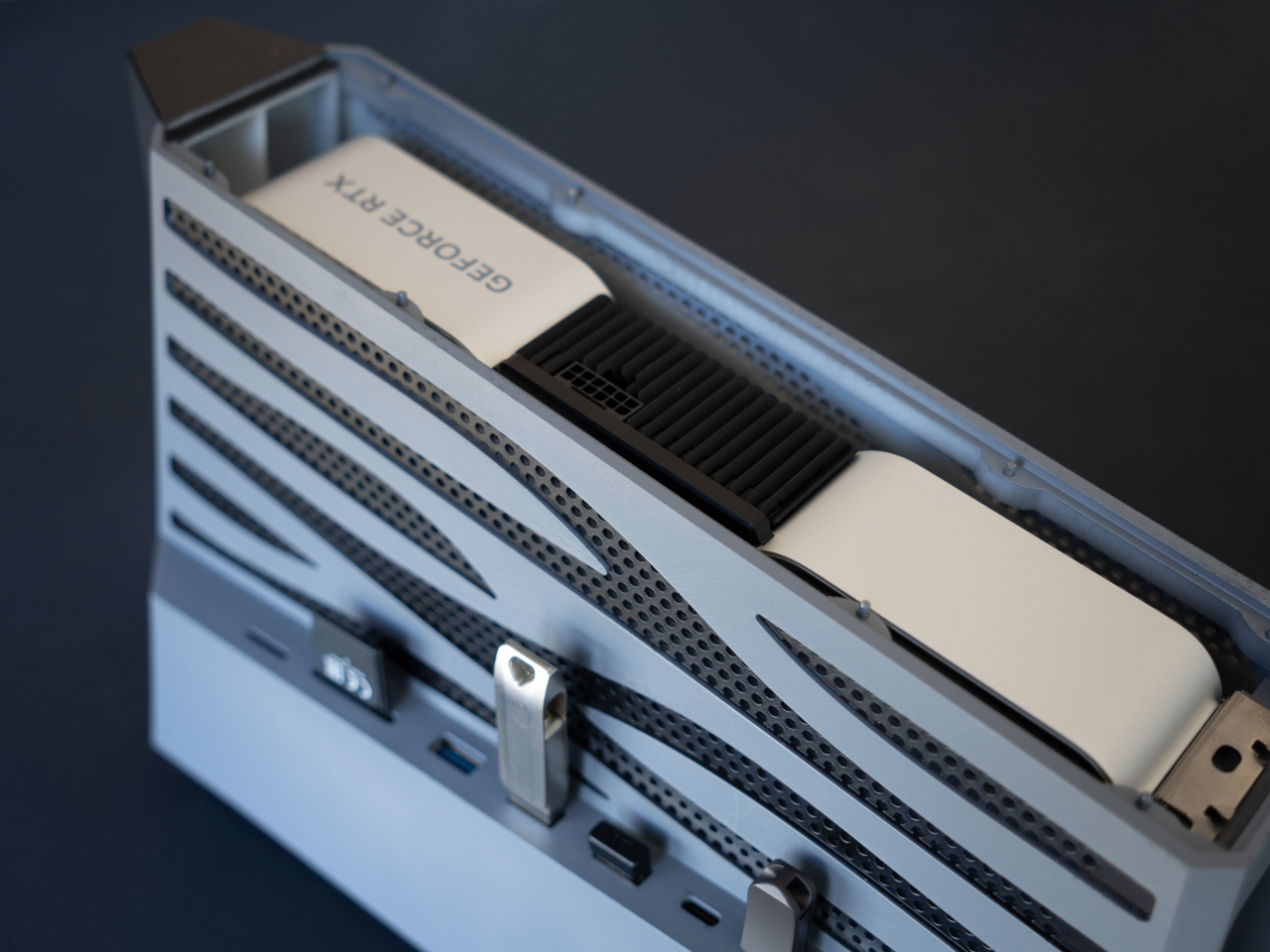 1735094884 334 Liberez votre creativite avec le boitier et le hub GPU - plare.