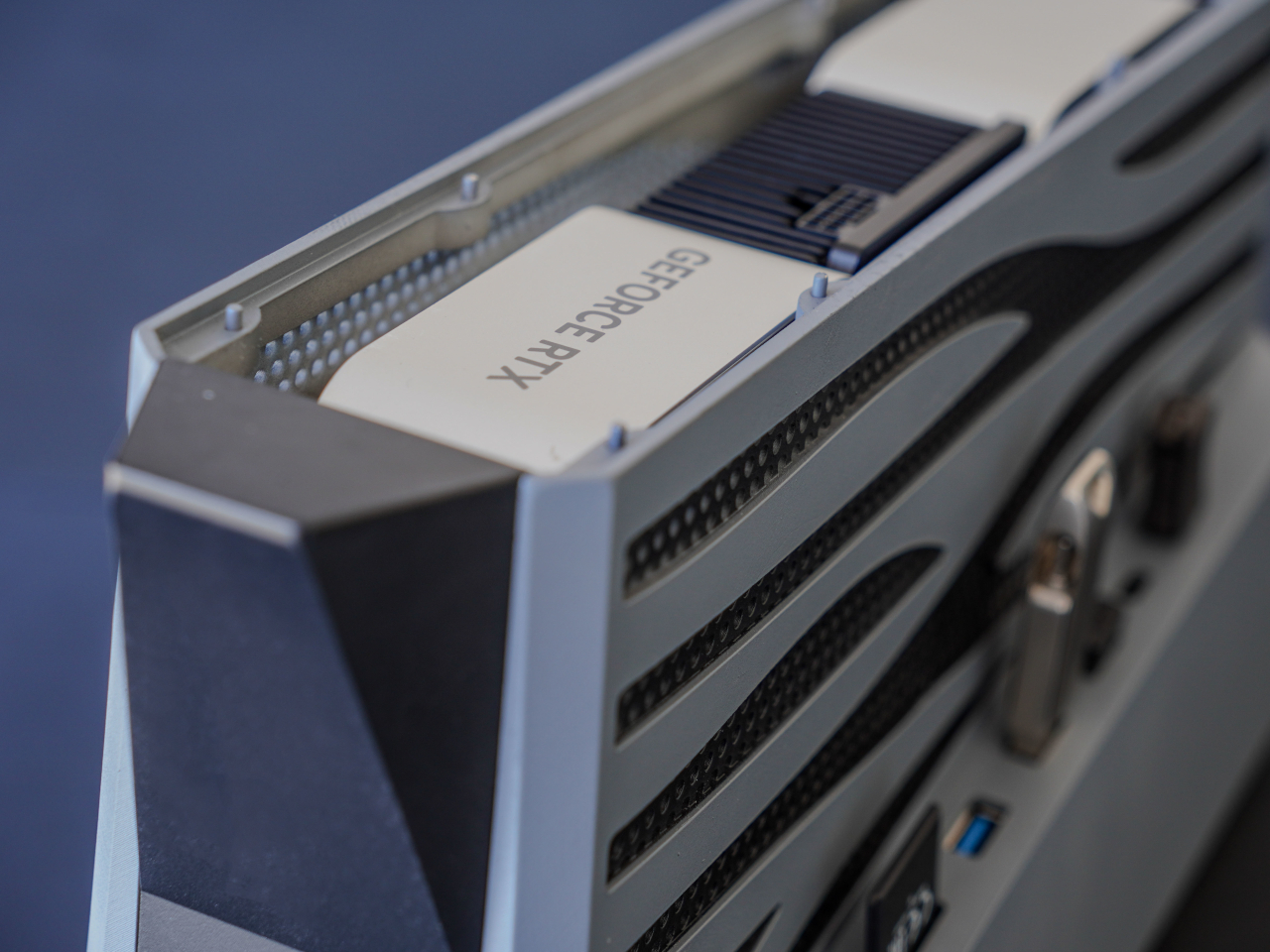 1735094885 429 Liberez votre creativite avec le boitier et le hub GPU - plare.