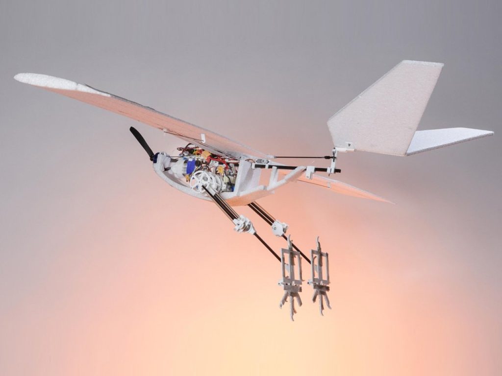 Ce drone inspiré d’un oiseau franchit les barrières en marchant, en sautant et même en bondissant en vol aérien.
