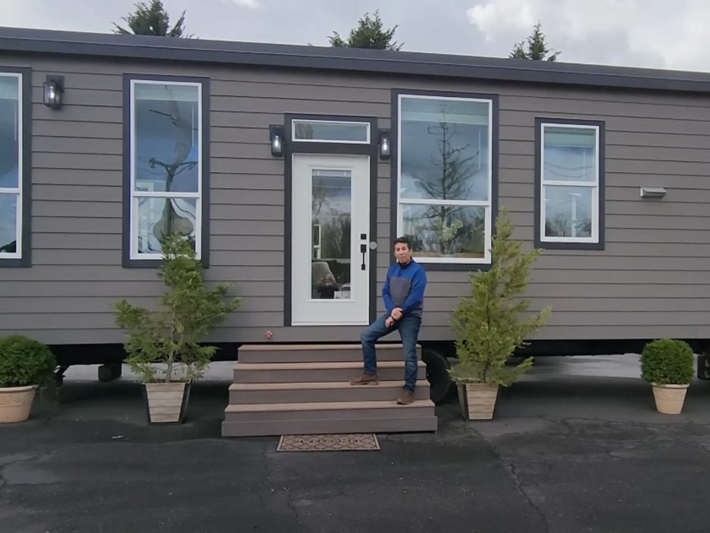 Cette petite maison abrite un espace de vie confortable de plain-pied avec plus d’une salle de bains.