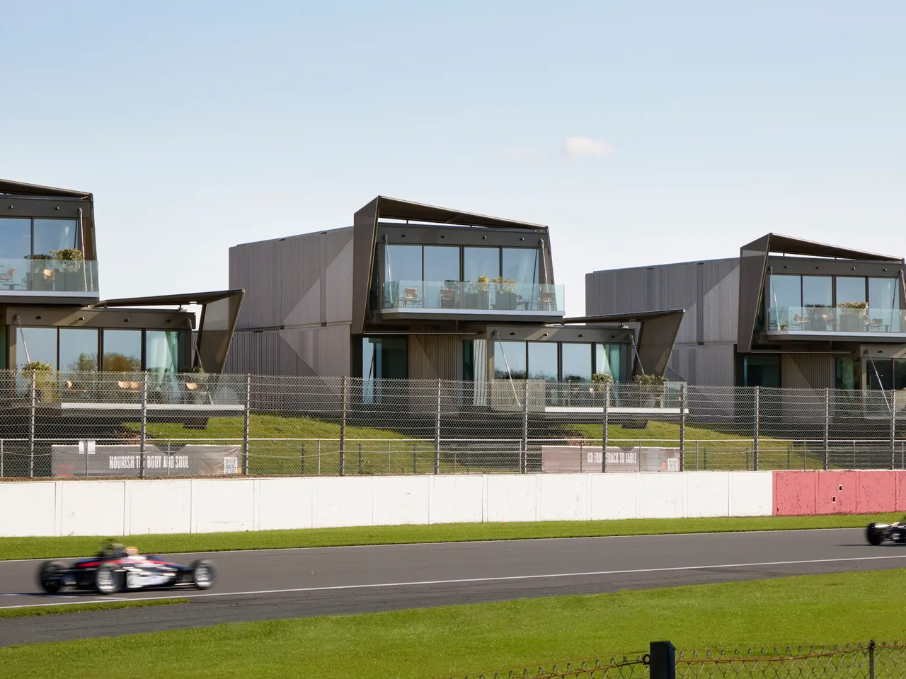 De nouvelles residences elegantes surplombent lemblematique circuit automobile britannique de - plare.