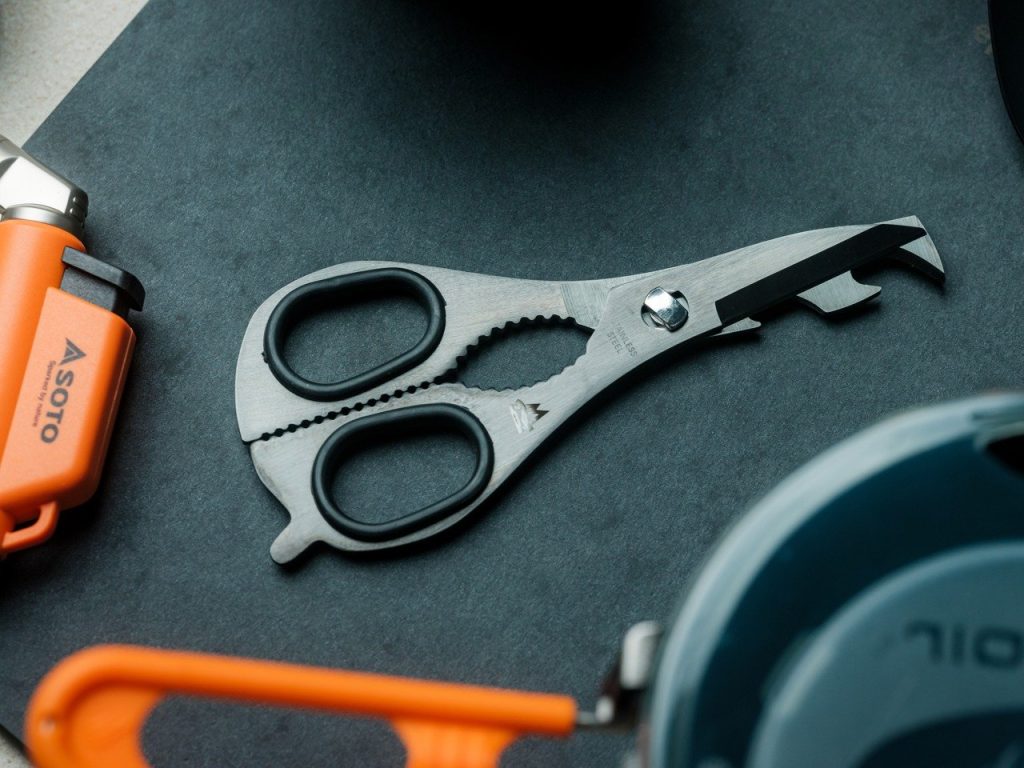 Découvrez les ciseaux EDC 8 en 1 : votre compagnon pour les aventures en plein air.