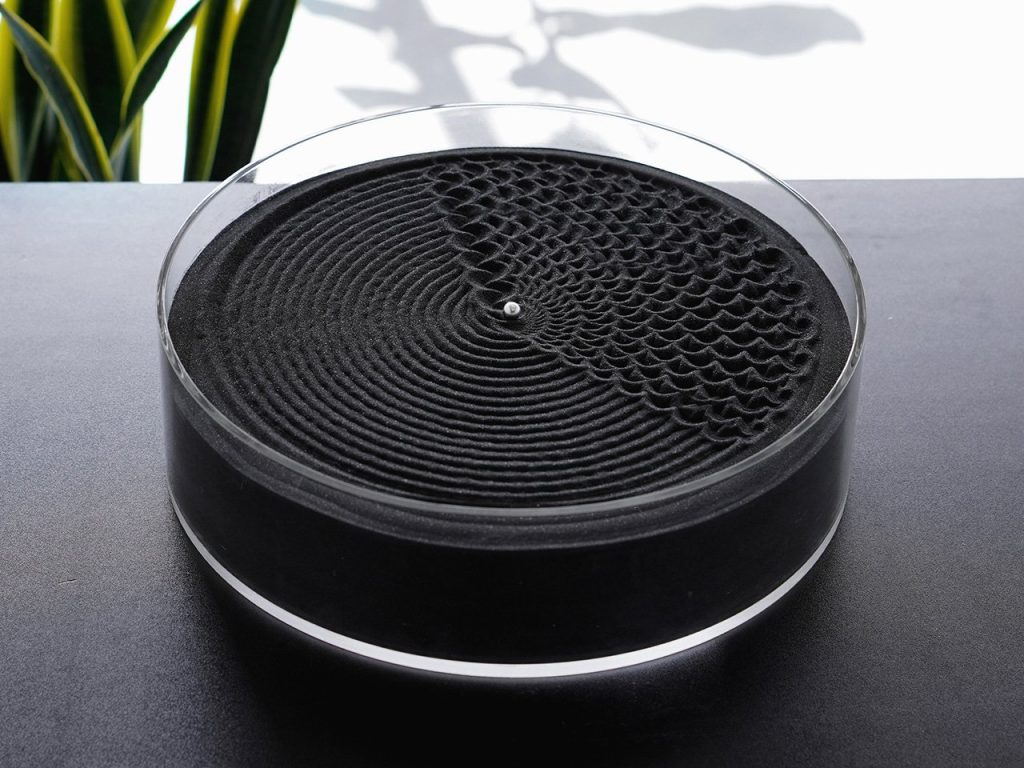 Jardin zen portable : Le SANDSARA en verre combine parfaitement la méditation, la création et l’automatisation.