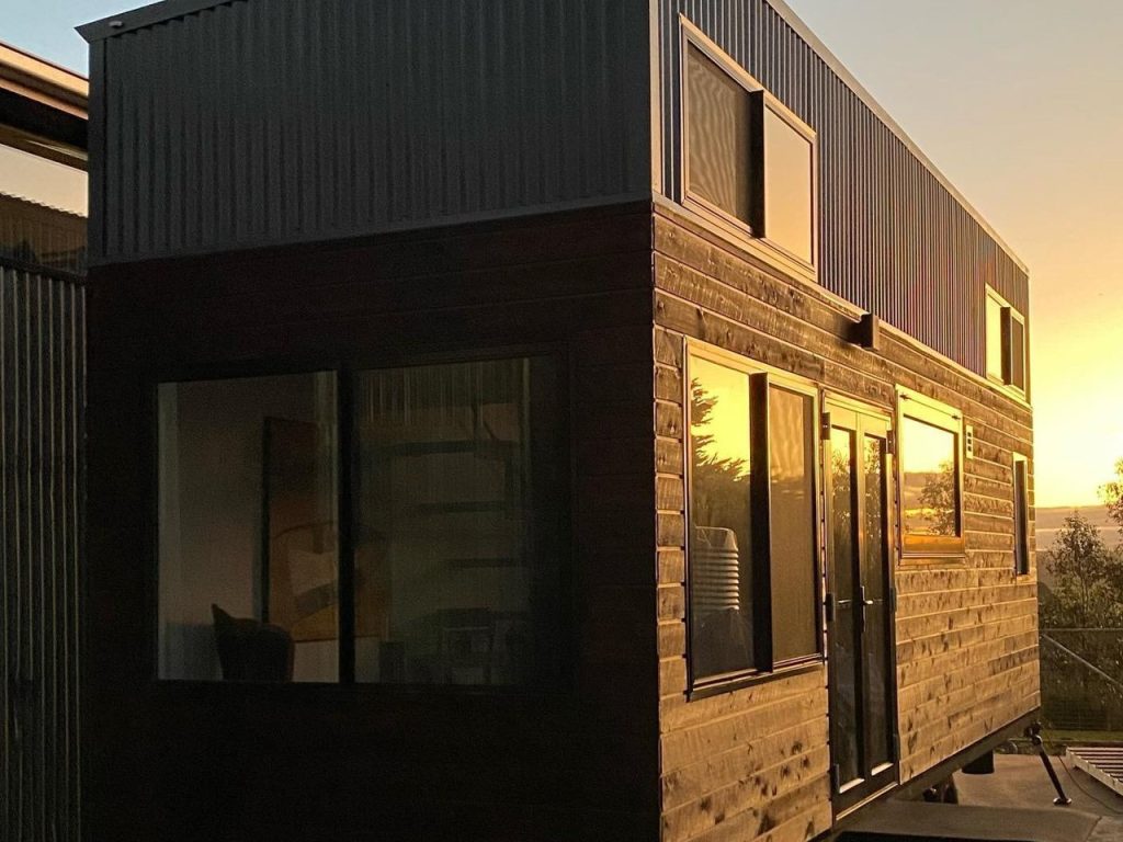 Le Petit Château est une petite maison sombre et obscure avec une aura masculine pour le gentleman moderne.