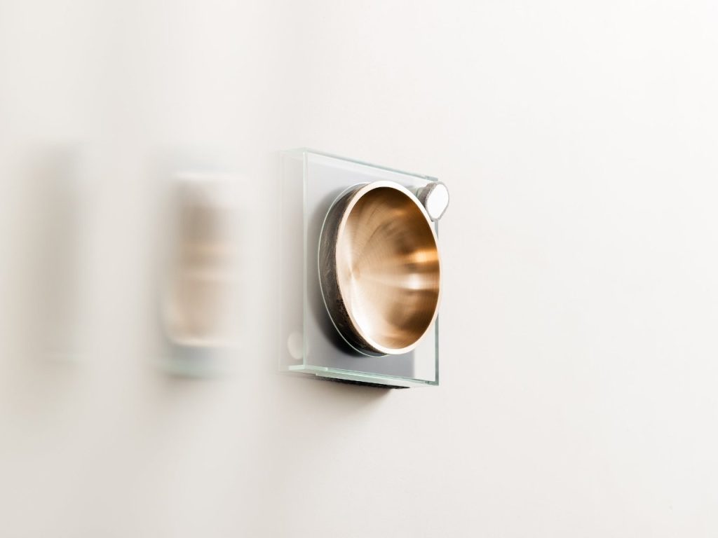 Le bol de méditation mural transforme les souvenirs audio enregistrés en une nouvelle expérience sonore.