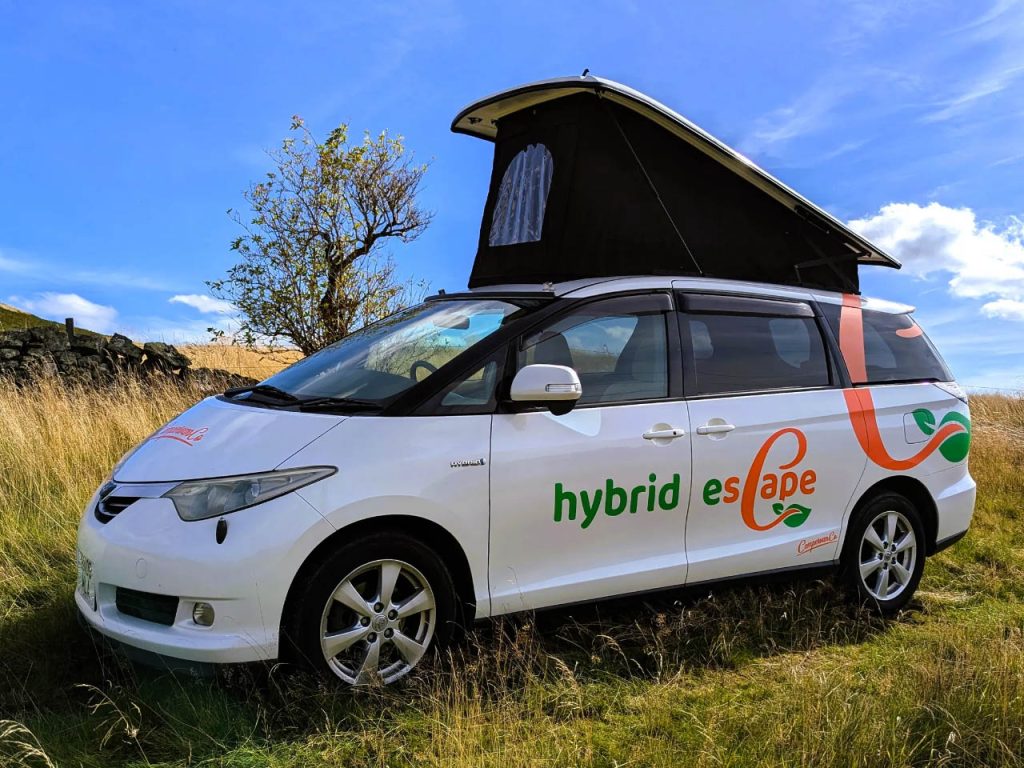 Le camping-car Toyota Hybrid Eco Escape est un conducteur quotidien prêt à vous emmener à la campagne pour des journées en commun.