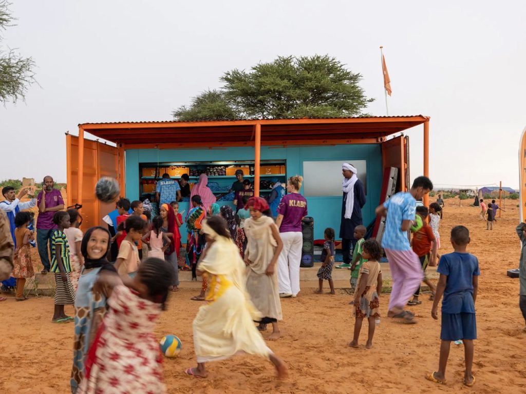 MVRDV conçoit un club sportif pour les réfugiés, basé sur des conteneurs et alimenté par l’énergie solaire