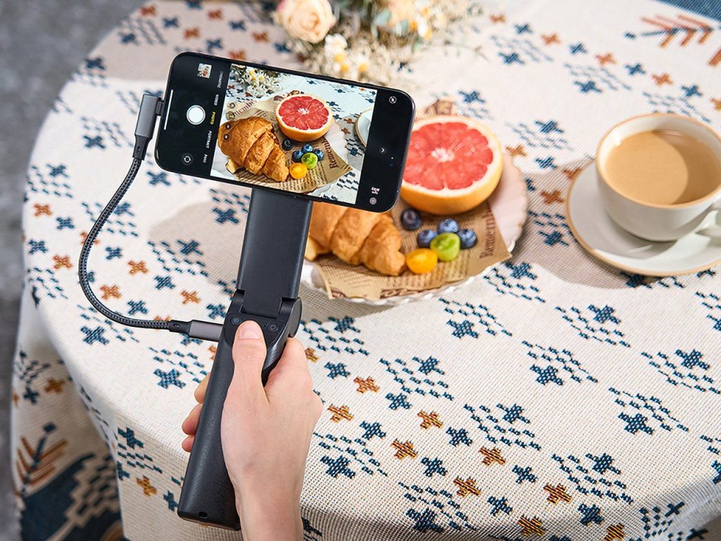 Le support de préhension ultime pour la création de contenu mobile avec refroidissement intégré, SSD et lumière circulaire.