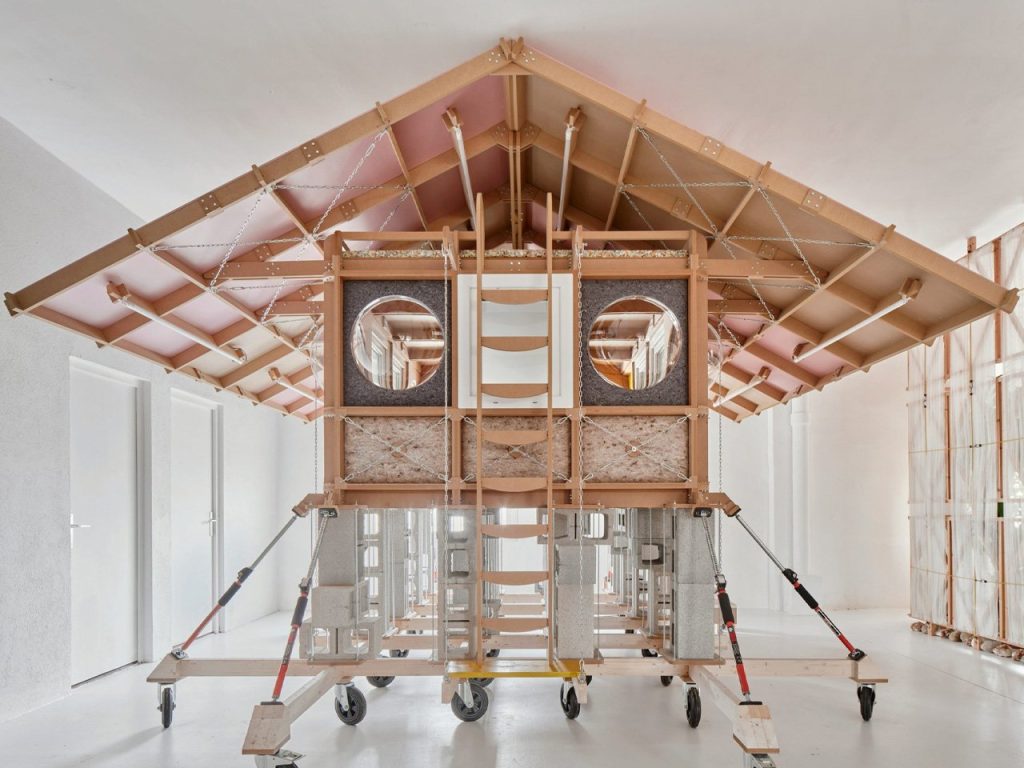 Une chambre d’enfant mobile fabriquée à partir de déchets de construction redéfinit les limites de la décoration intérieure.