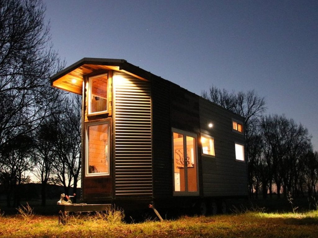 Une petite maison inspirée d’un chariot de gitan est le parfait mélange de contemporain, de rustique et de bohème.