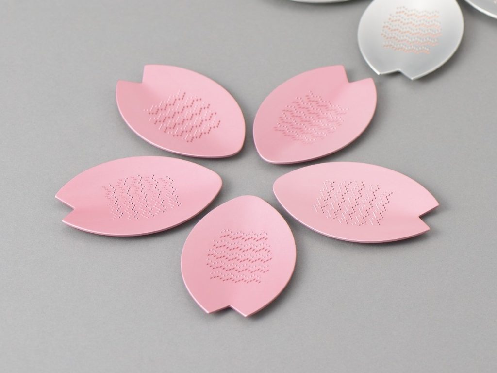 Une touche de pétales de fleurs de cerisier : la râpe de table Elegant Gift