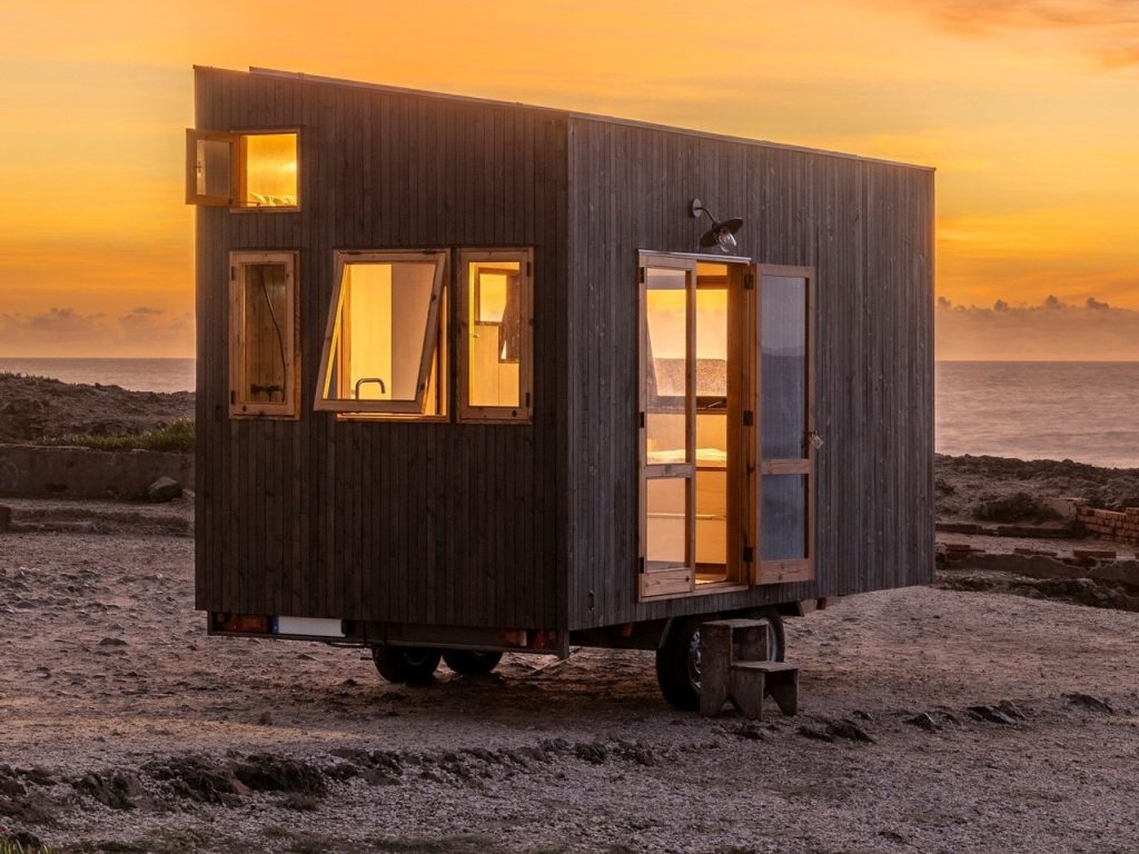 Adoptez un mode de vie minimaliste et libre avec cette tiny house en bois hors réseau.