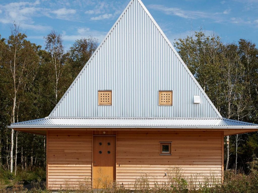 Cette petite cabane en bois située sur la côte suédoise est dotée d’un toit métallique inhabituel en forme de chapeau.