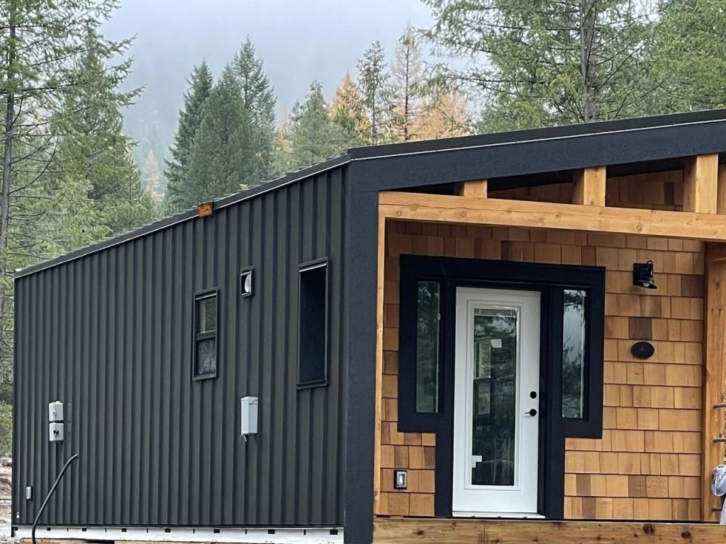 Cette solide maison en bois est dotée d’une excellente cour avant intégrée.