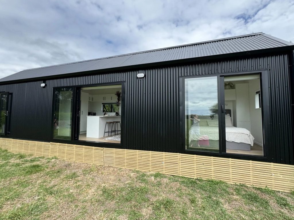 Cette spacieuse petite maison noire est une excellente maison de départ pour les petites familles.