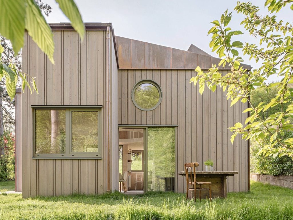 Cette petite maison peu encombrante nous donne un cours magistral sur la façon de maximiser les espaces de rangement.