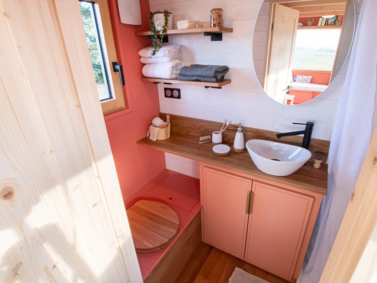 1737156925 431 Decouvrez comment cette Tiny House moderne offre un mode de - plare.