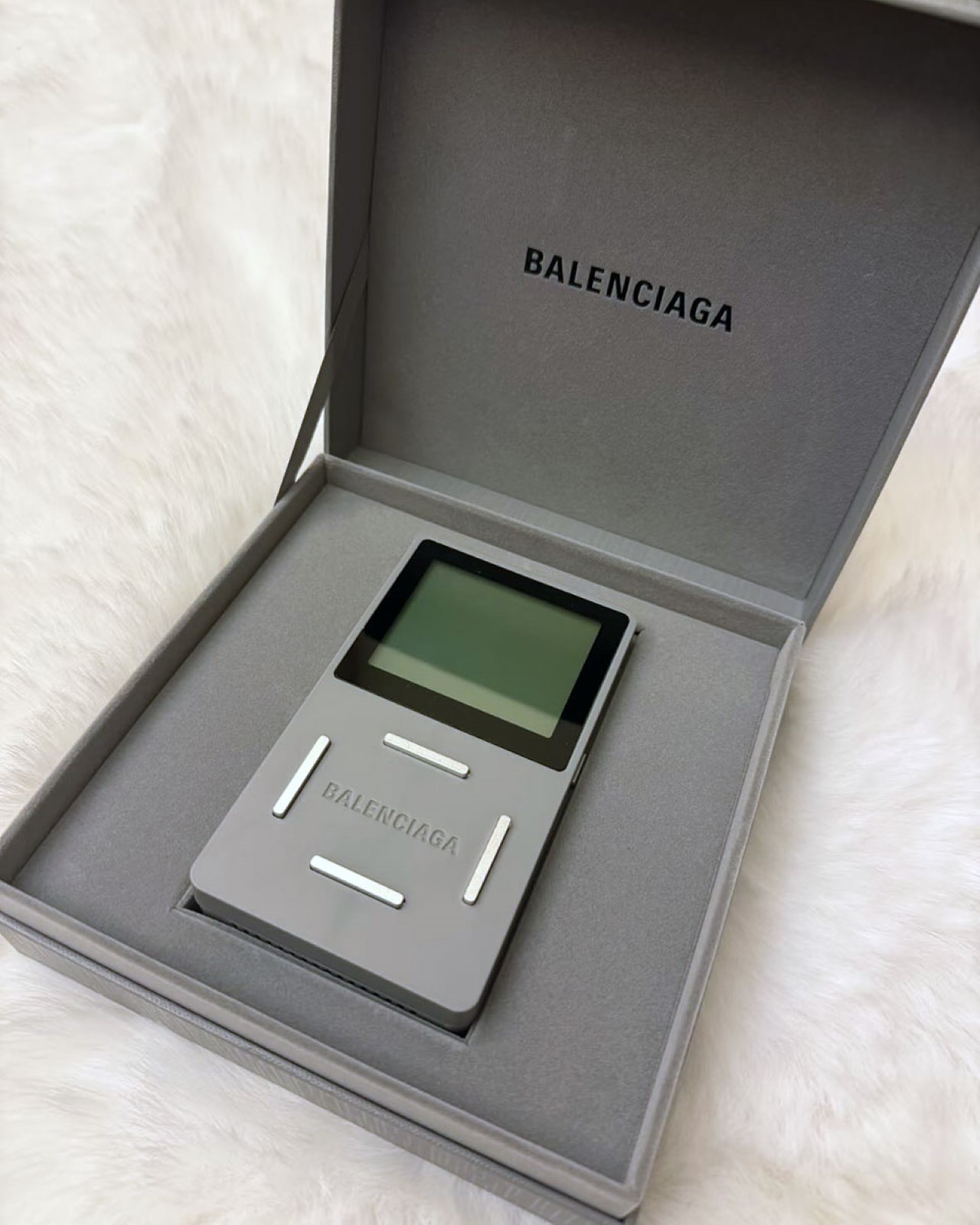 1737404255 90 Pourquoi la Console de Jeu Edition Limitee de Balenciaga Prouve - plare.
