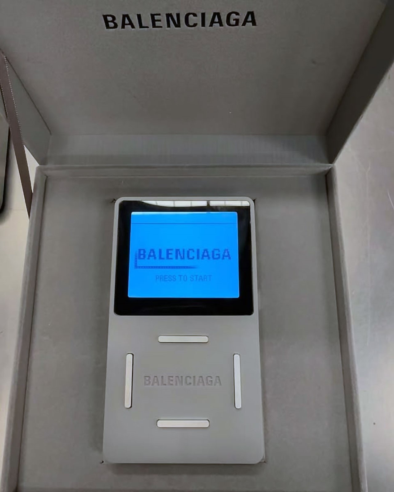 1737404256 448 Pourquoi la Console de Jeu Edition Limitee de Balenciaga Prouve - plare.