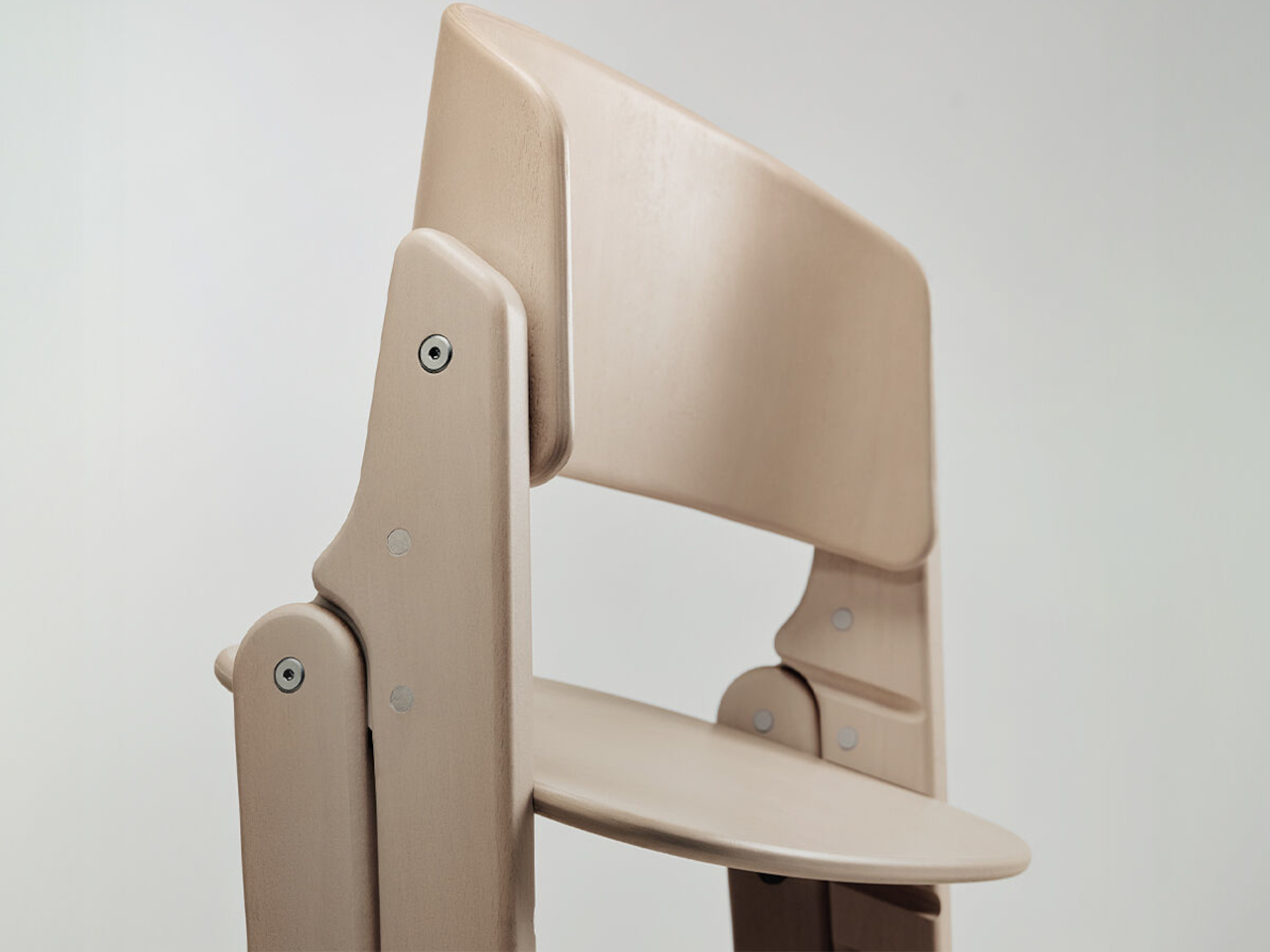 1737469276 107 Decouvrez la Chaise Haute en Bois Pliable LAlliee Parfaite - plare.