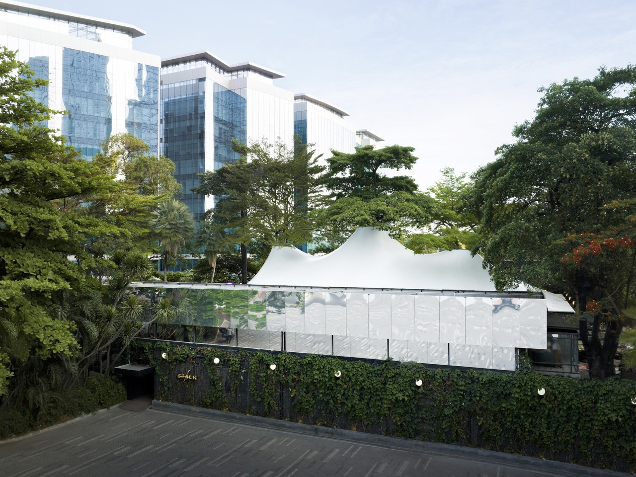 1737506170 709 Decouvrez cette Etonnante Structure Tensionnee qui Transforme un Bar Restaurant Enchanteur - plare.