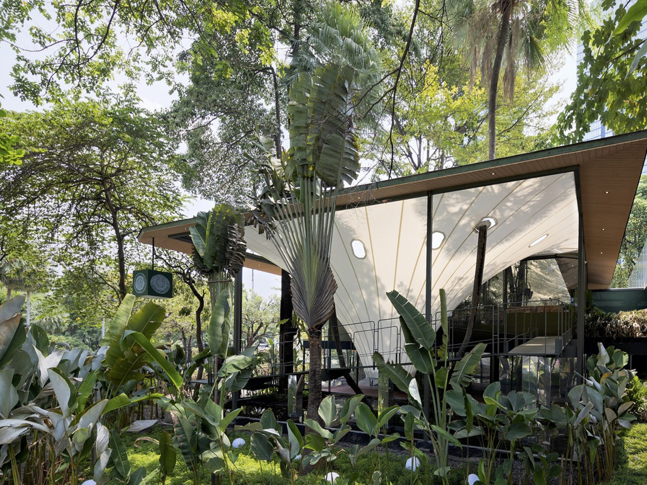 1737506173 816 Decouvrez cette Etonnante Structure Tensionnee qui Transforme un Bar Restaurant Enchanteur - plare.
