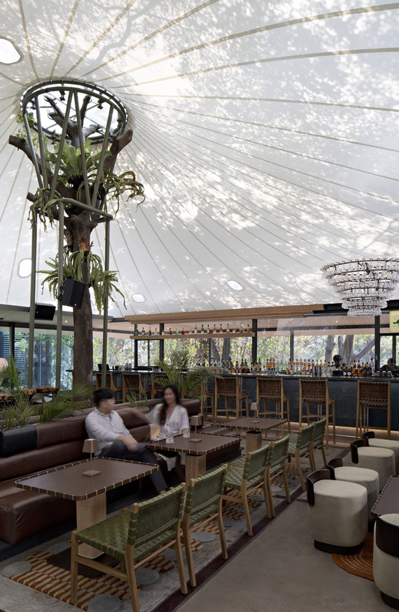 1737506174 734 Decouvrez cette Etonnante Structure Tensionnee qui Transforme un Bar Restaurant Enchanteur - plare.