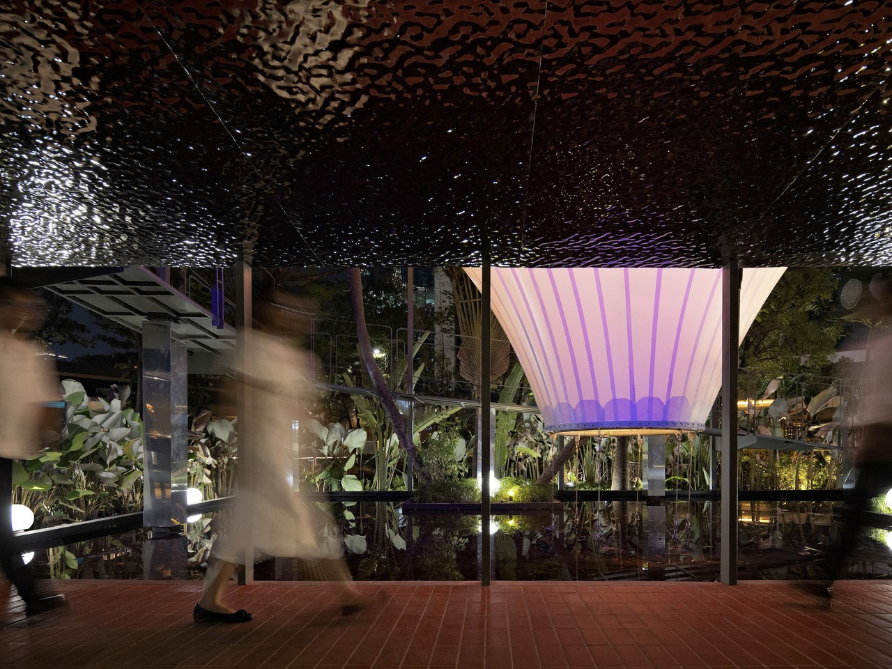 1737506176 402 Decouvrez cette Etonnante Structure Tensionnee qui Transforme un Bar Restaurant Enchanteur - plare.