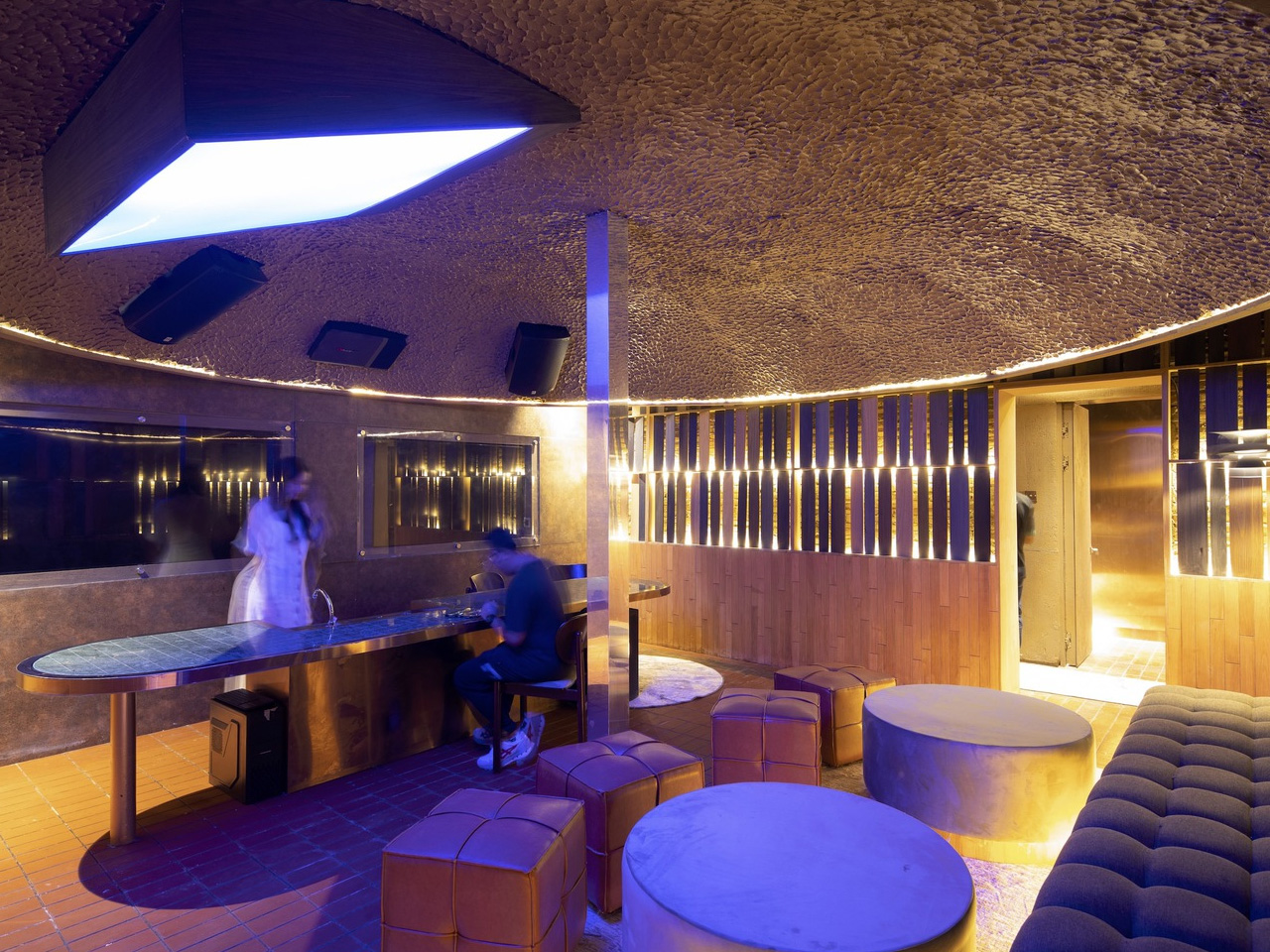 1737506178 849 Decouvrez cette Etonnante Structure Tensionnee qui Transforme un Bar Restaurant Enchanteur - plare.