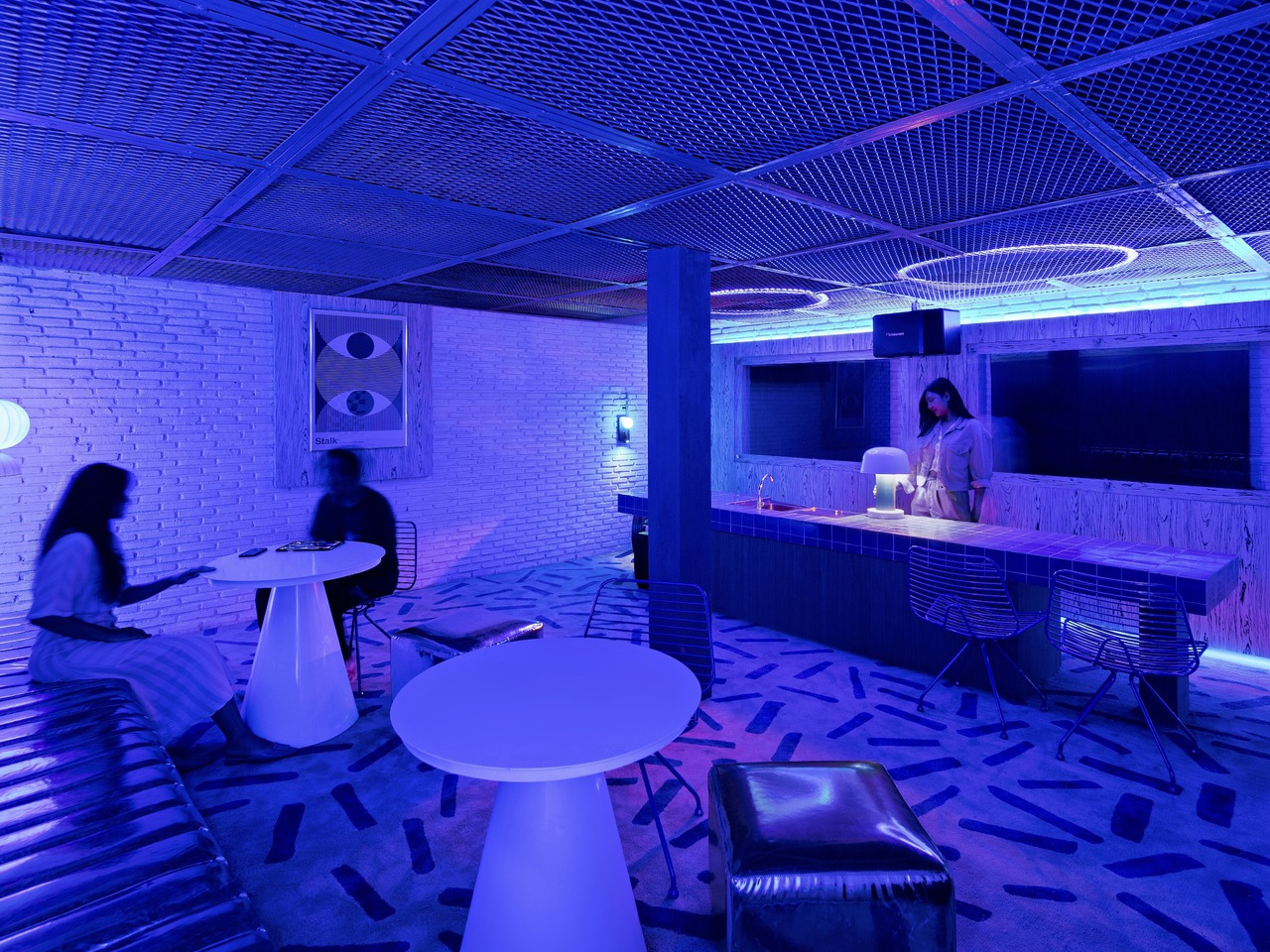 1737506179 604 Decouvrez cette Etonnante Structure Tensionnee qui Transforme un Bar Restaurant Enchanteur - plare.
