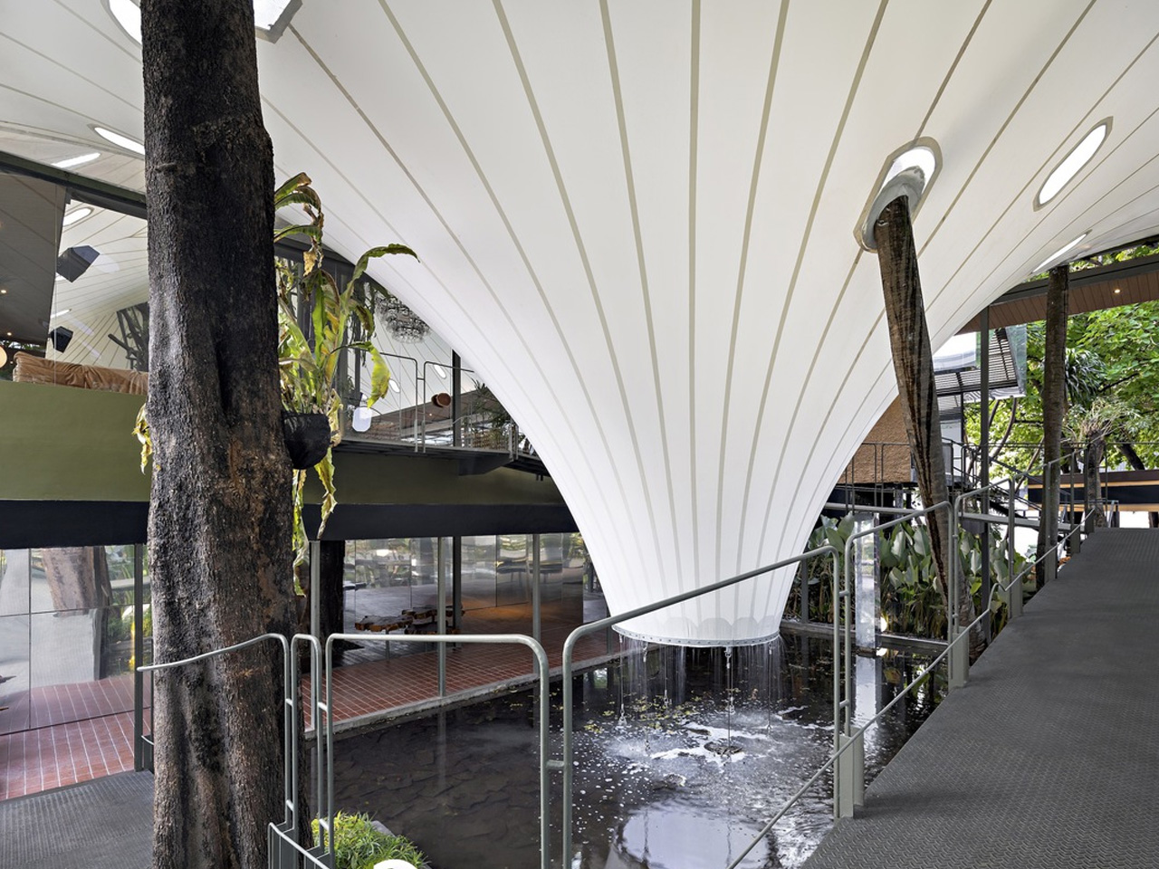 1737506180 708 Decouvrez cette Etonnante Structure Tensionnee qui Transforme un Bar Restaurant Enchanteur - plare.