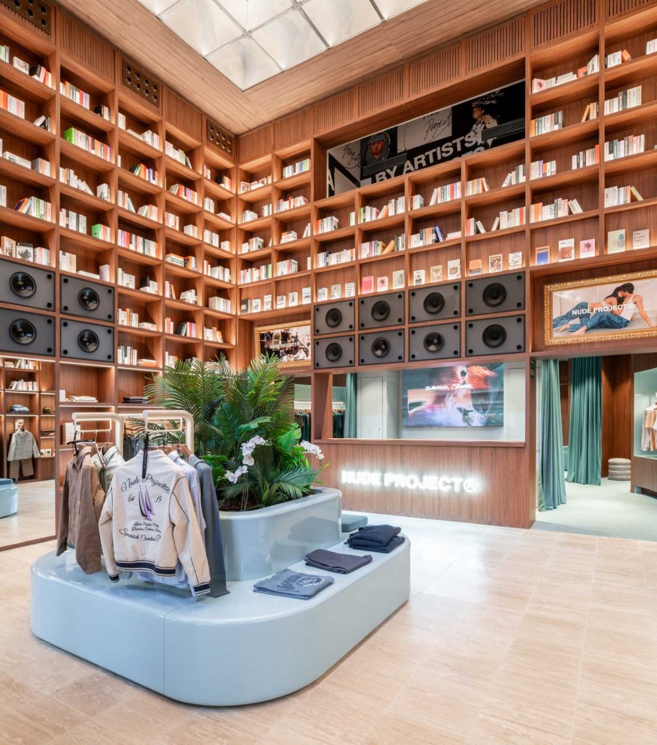 1737934548 224 Decouvrez ce Magasin Streetwear avec des Etageres de 19 Pieds - plare.