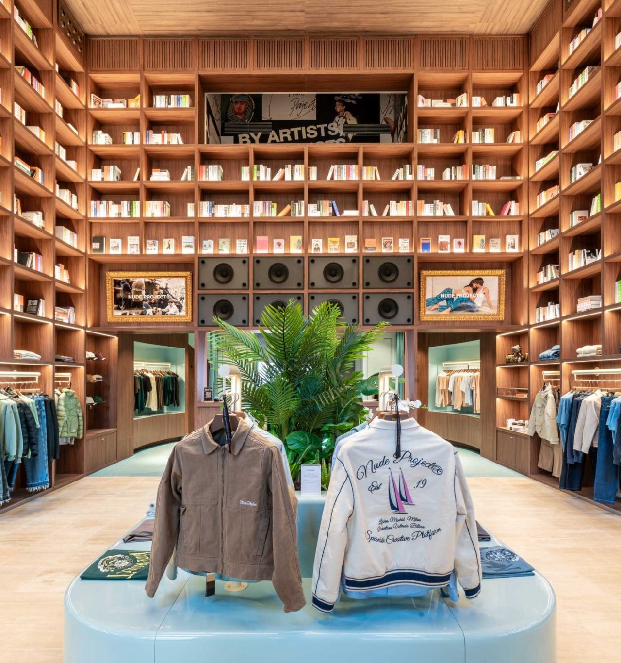 1737934549 996 Decouvrez ce Magasin Streetwear avec des Etageres de 19 Pieds - plare.